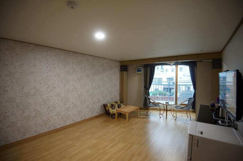Dorcas Tourist Hostel Tongyeong Exterior photo